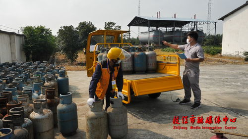 枝江对近千个过期报废的液化气钢瓶进行集中销毁