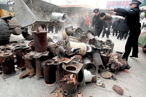 收缴“杀人炉”上午销毁_新闻中心_新浪网